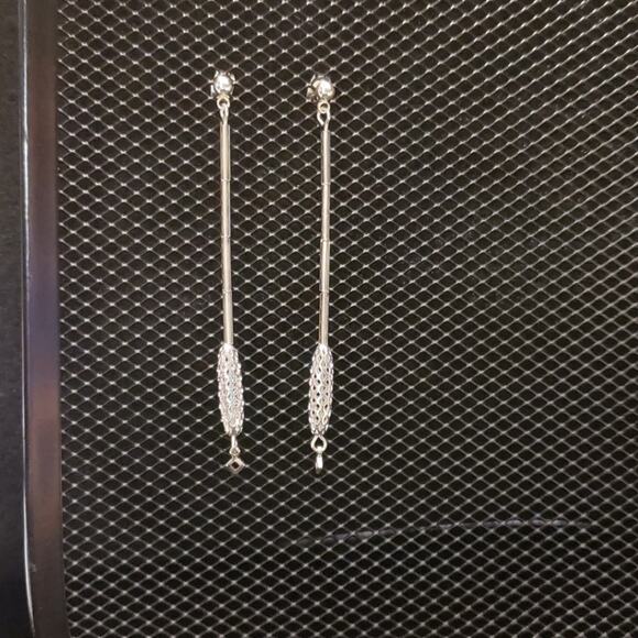 Sleek long silver post earrings - Picture 2 of 8